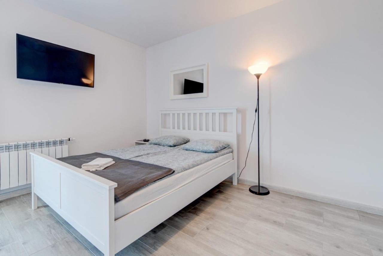 Pod Winogronem - Apartamenty Z Basenem I Wyzywieniem ポビエロボ エクステリア 写真