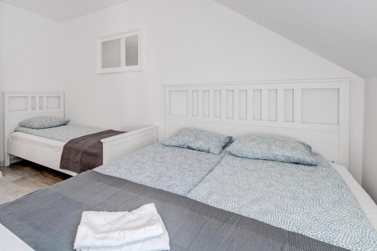Pod Winogronem - Apartamenty Z Basenem I Wyzywieniem ポビエロボ エクステリア 写真